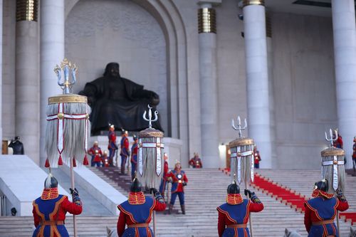 ФОТО: Төрийн далбаа мандуулж, Есөн хөлт Их цагаан тугийг цэнгүүллээ